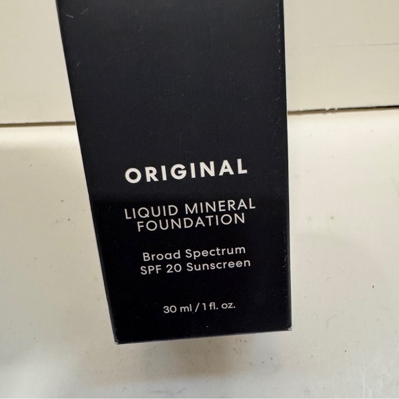 Bareminerals Original Liquid Mineral Foundation Spf 20 Fairly Medium 05 - Picture 2 of 3